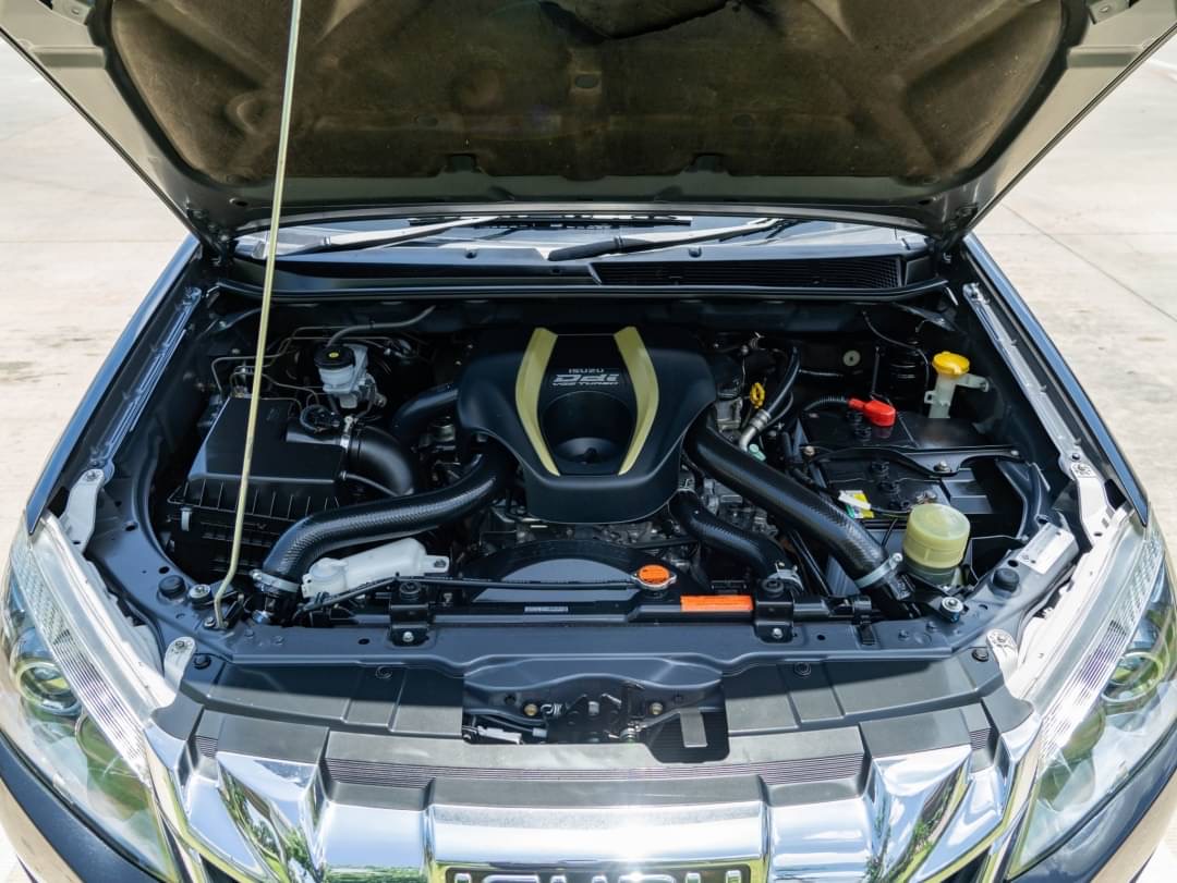 2015 Isuzu D-Max Space Cab สีดำ (รูปที่ 12)
