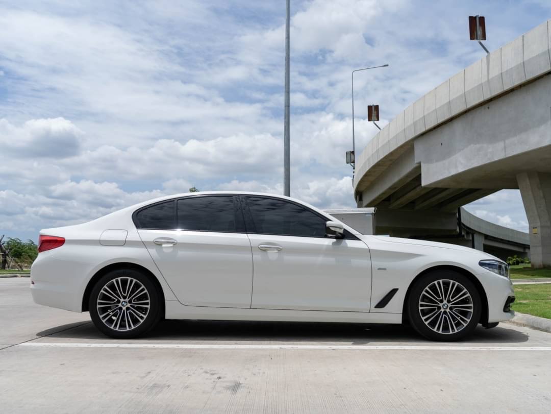 2017 BMW 520d Msport สีขาว (รูปที่ 4)