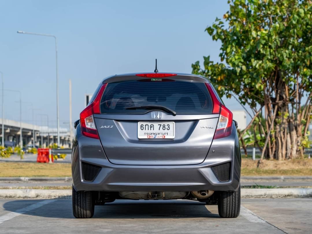 2017 Honda Jazz GK สีเทา (รูปที่ 6)