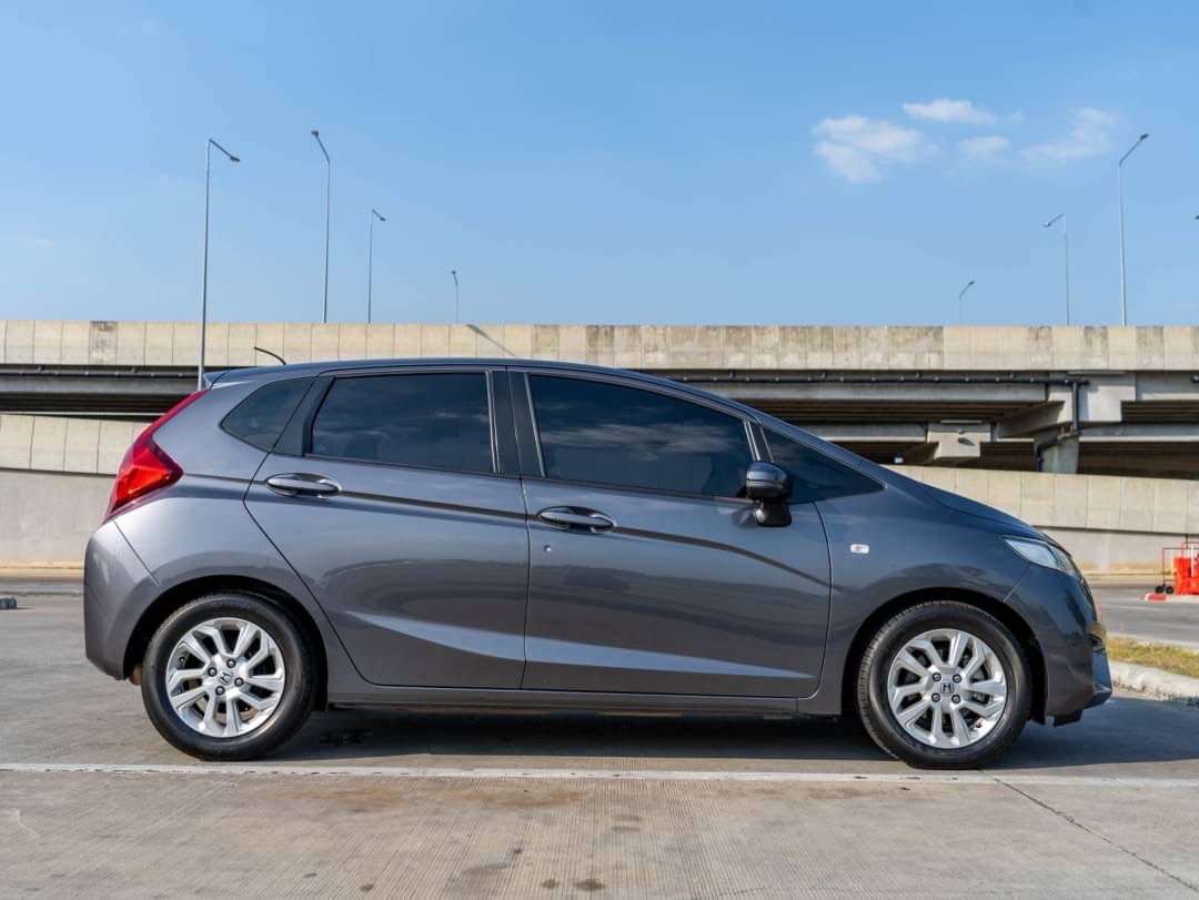 2017 Honda Jazz GK สีเทา (รูปที่ 9)