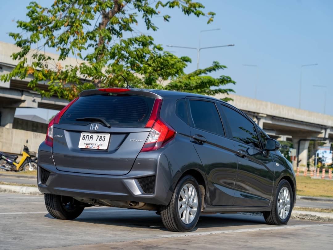 2017 Honda Jazz GK สีเทา (รูปที่ 2)