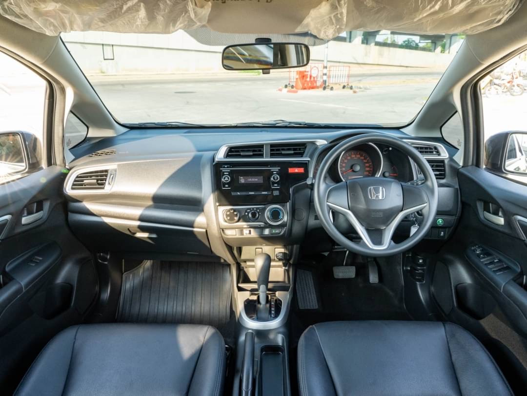 2017 Honda Jazz GK สีเทา (รูปที่ 11)