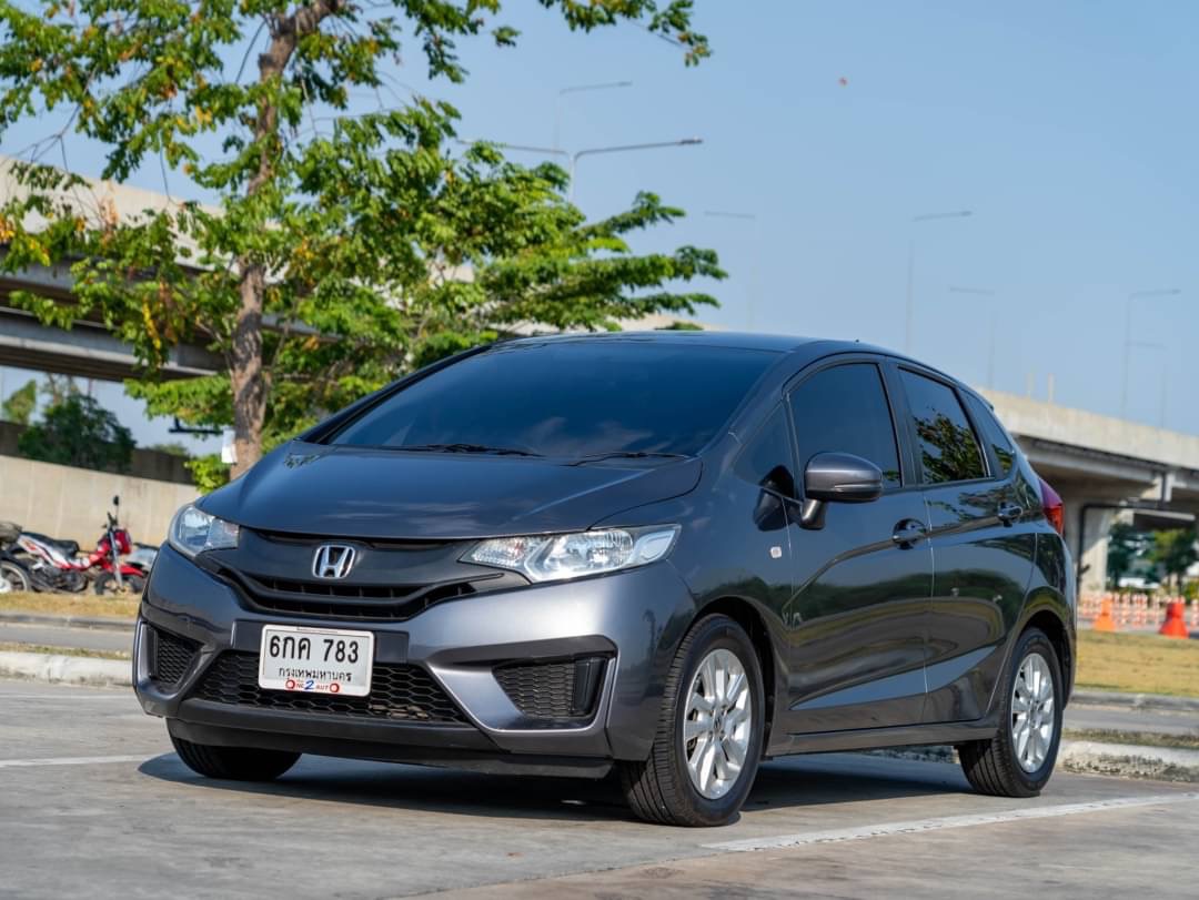 2017 Honda Jazz GK สีเทา (รูปที่ 4)