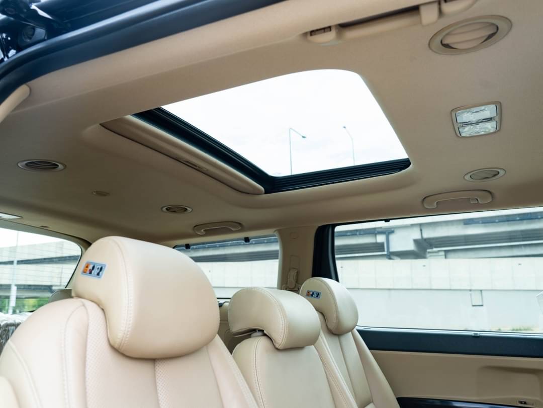 2019 Kia Grand Carnival สีดำ (รูปที่ 8)