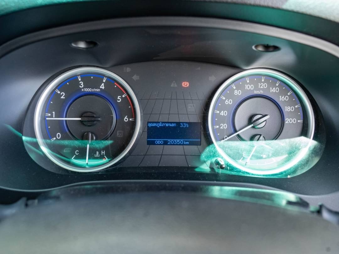 2018 Toyota Hilux Revo Smart cab สีเงิน (รูปที่ 14)