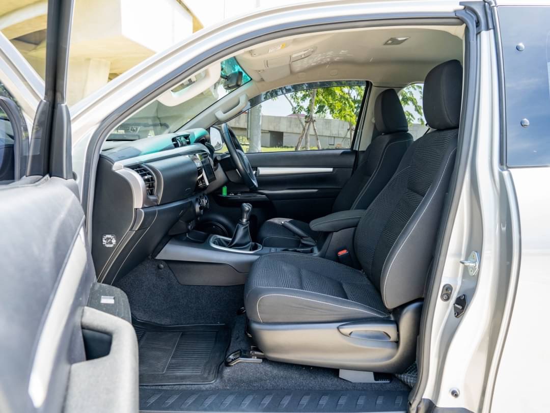 2018 Toyota Hilux Revo Smart cab สีเงิน (รูปที่ 11)