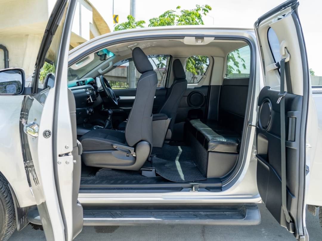 2018 Toyota Hilux Revo Smart cab สีเงิน (รูปที่ 6)