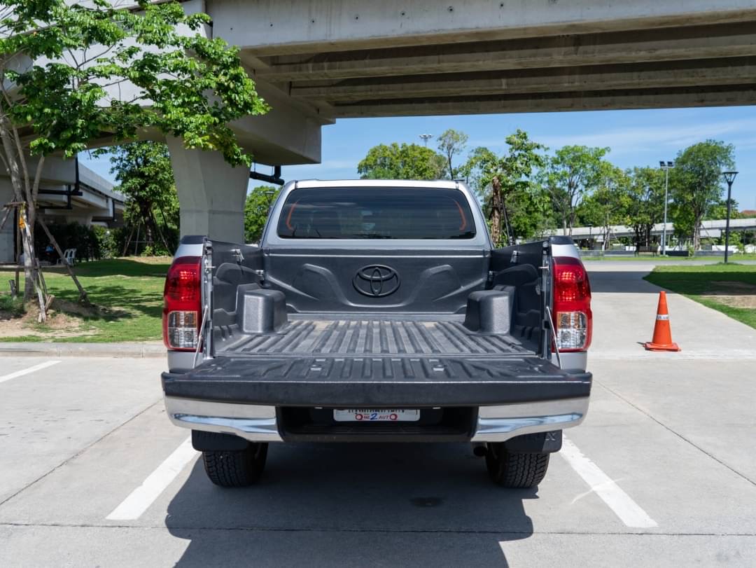 2018 Toyota Hilux Revo Smart cab สีเงิน (รูปที่ 12)