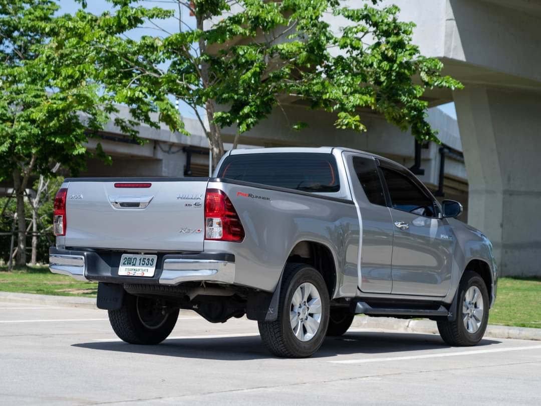 2018 Toyota Hilux Revo Smart cab สีเงิน (รูปที่ 2)