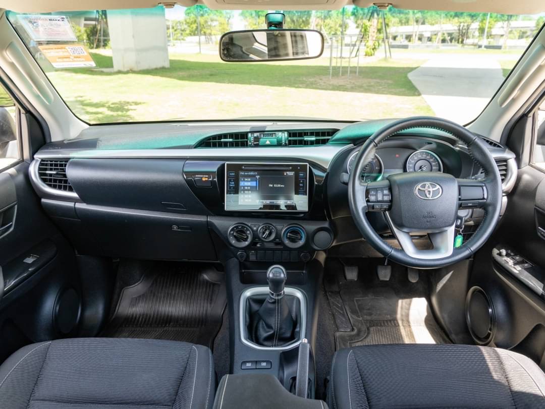 2018 Toyota Hilux Revo Smart cab สีเงิน (รูปที่ 9)