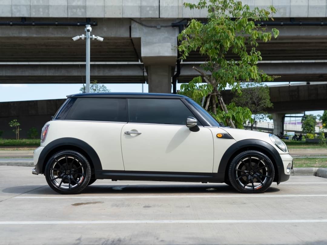 2010 Mini Cooper (Hatch) Look2 R56 สีขาว (รูปที่ 2)