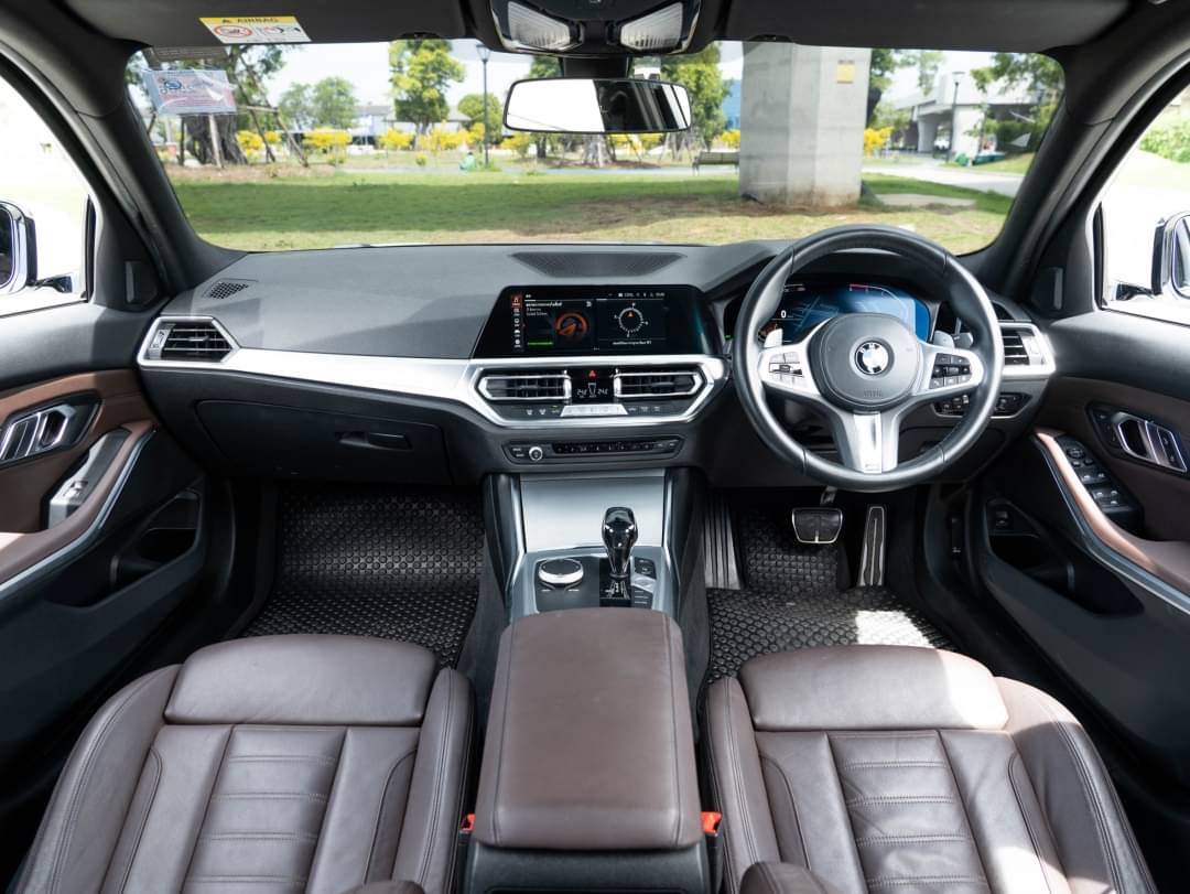 2022 BMW 320d M Sport สีขาว (รูปที่ 9)