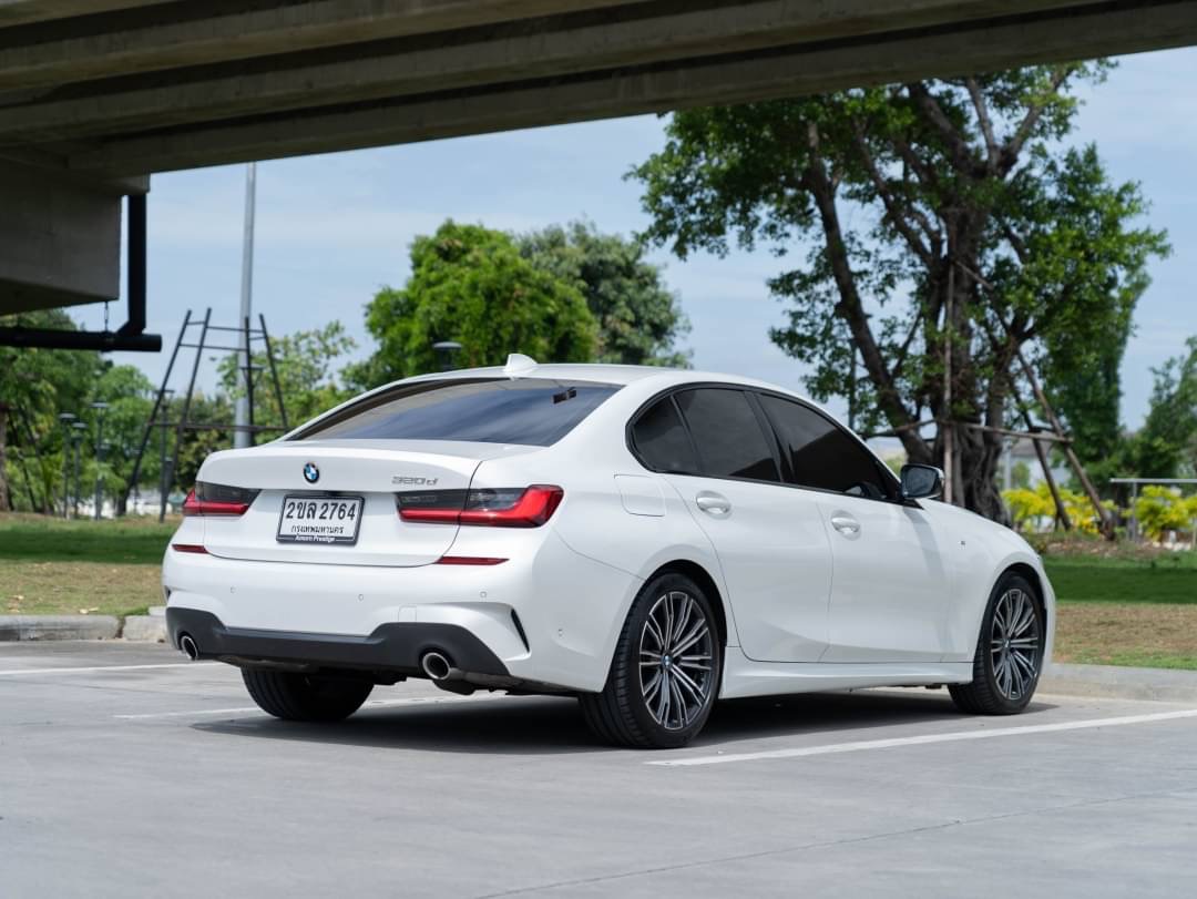 2022 BMW 320d M Sport สีขาว (รูปที่ 3)