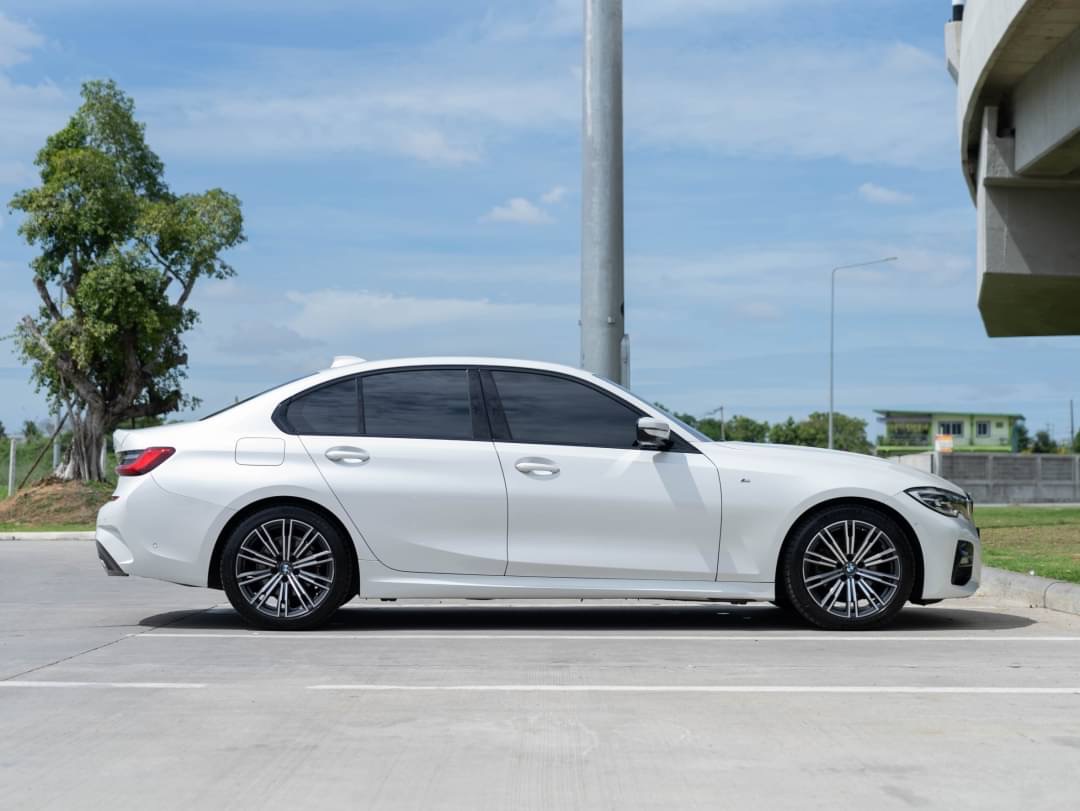 2022 BMW 320d M Sport สีขาว (รูปที่ 4)