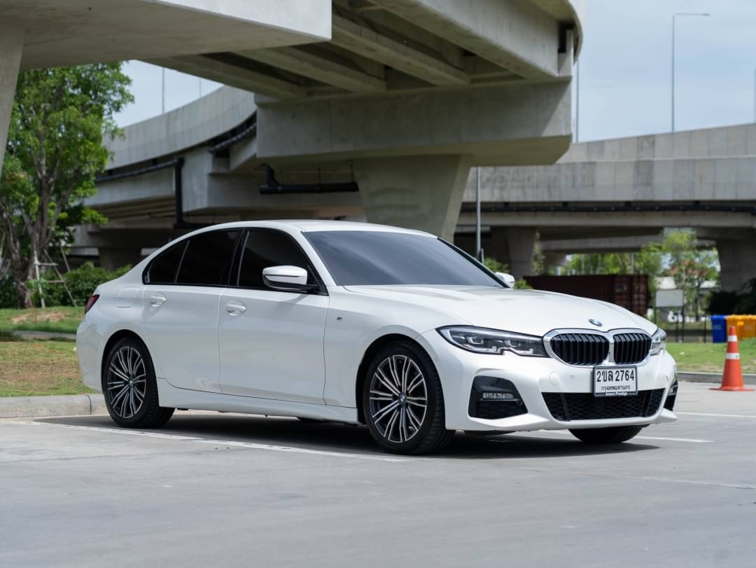 2022 BMW 320d M Sport สีขาว (รูปที่ 2)