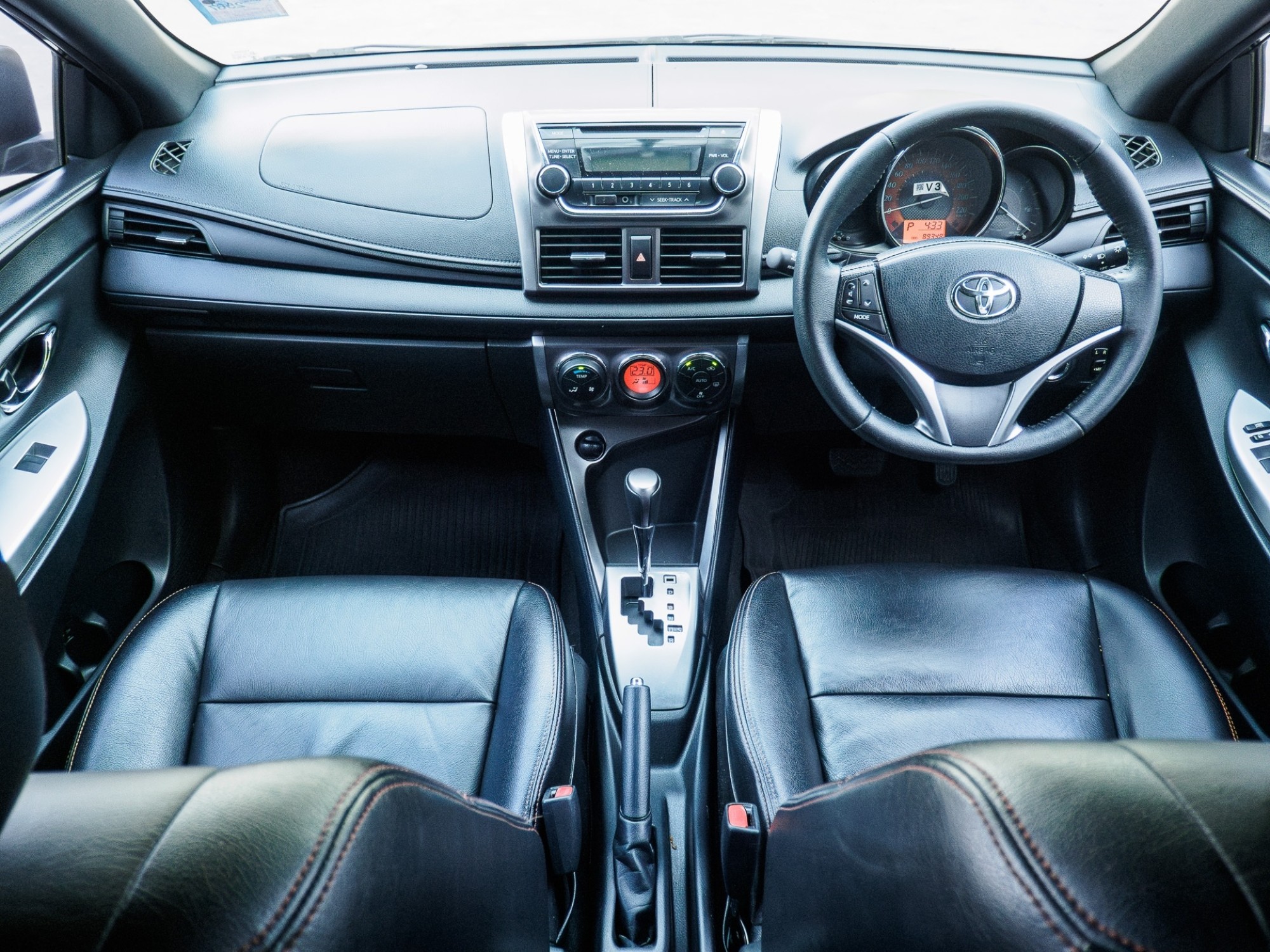 2016 Toyota Yaris สีดำ (รูปที่ 8)