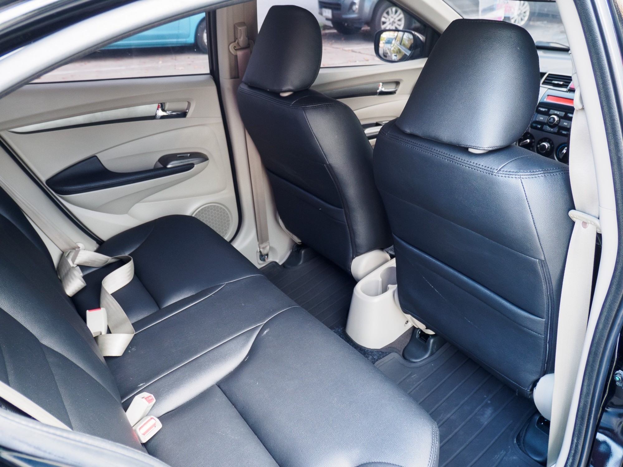 2013 Honda City สีดำ (รูปที่ 14)