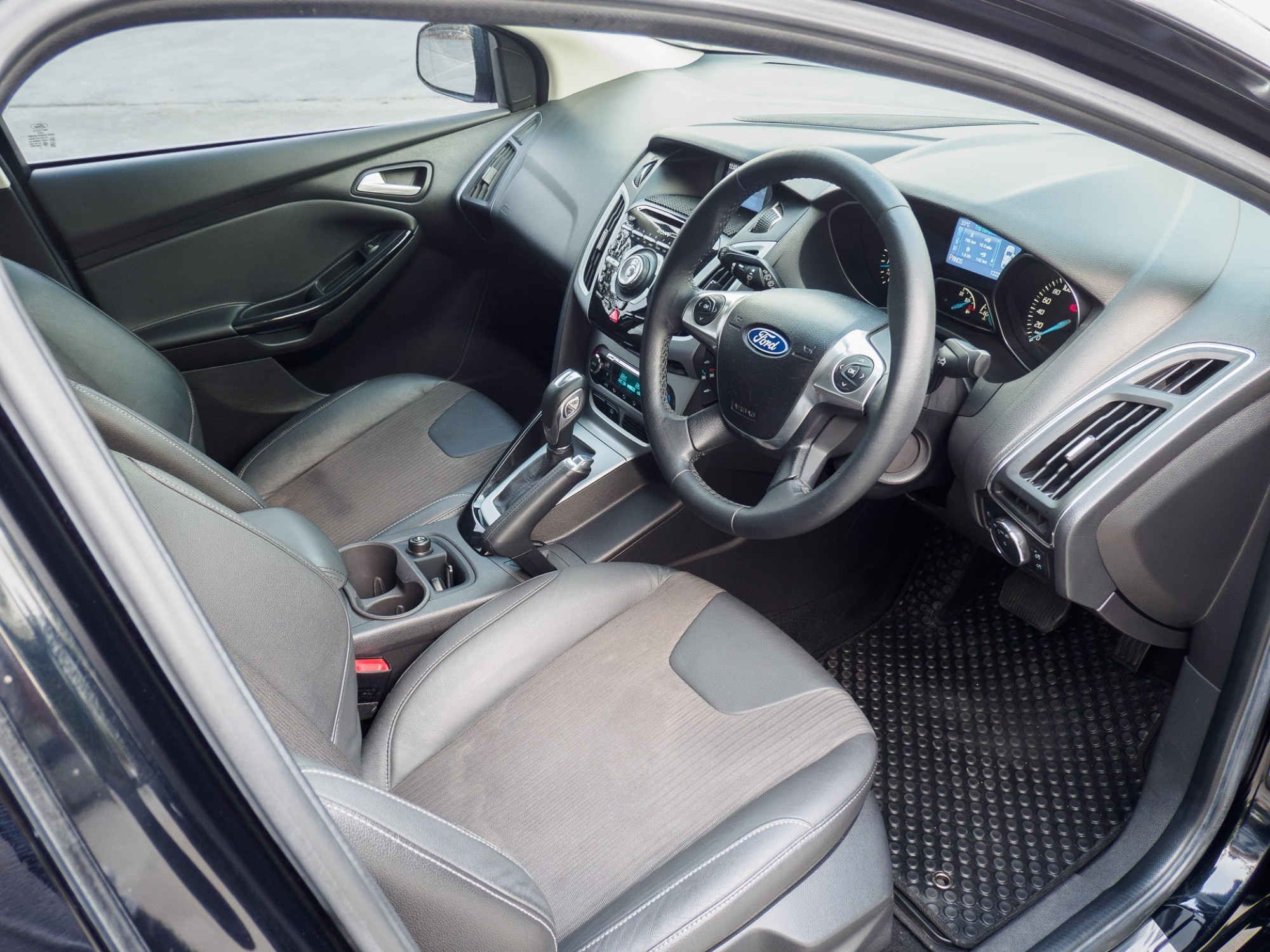 2014 Ford Focus สีดำ (รูปที่ 8)