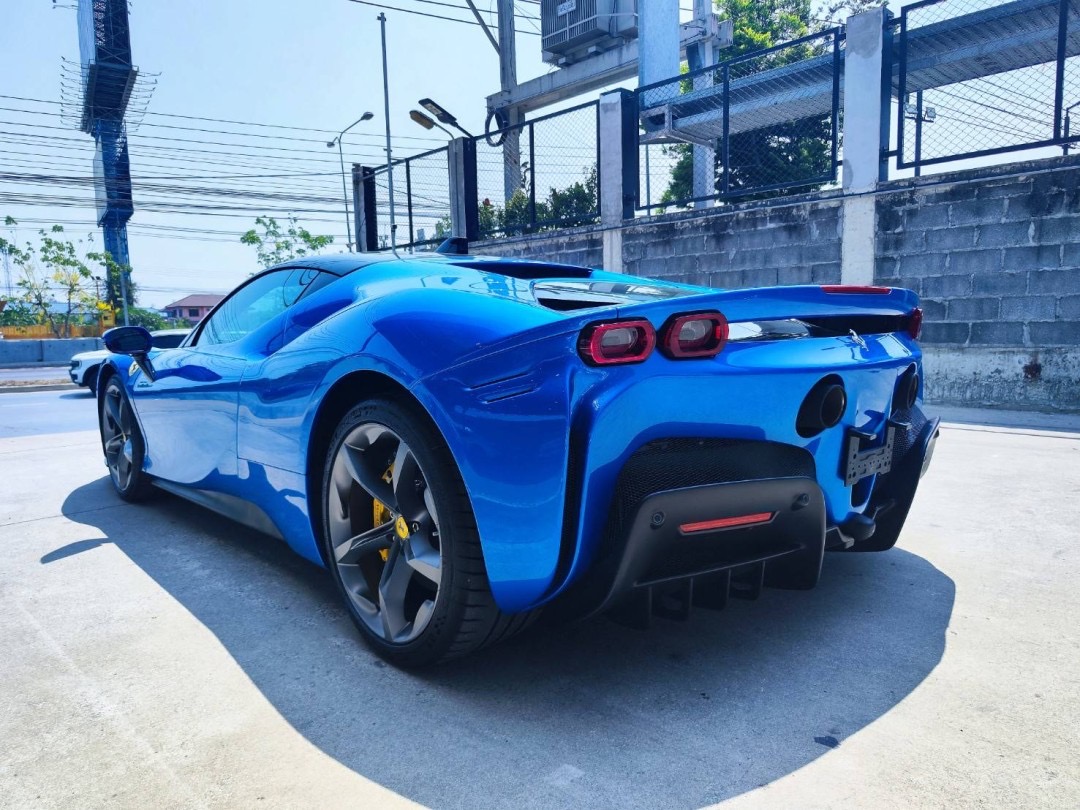 Ferrari SF90 Stradale สีน้ำเงิน (รูปที่ 17)