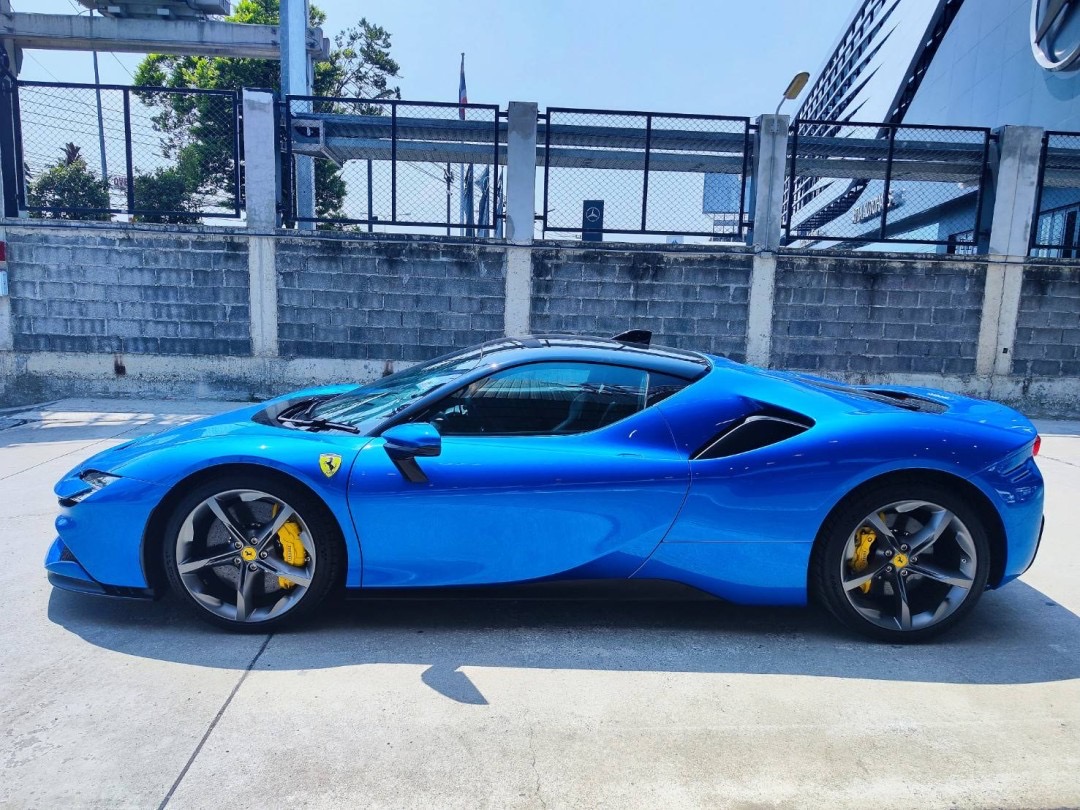 Ferrari SF90 Stradale สีน้ำเงิน (รูปที่ 19)