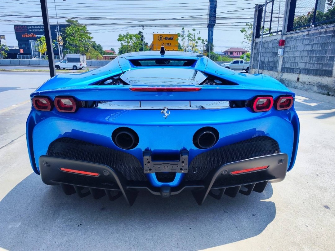 Ferrari SF90 Stradale สีน้ำเงิน (รูปที่ 18)