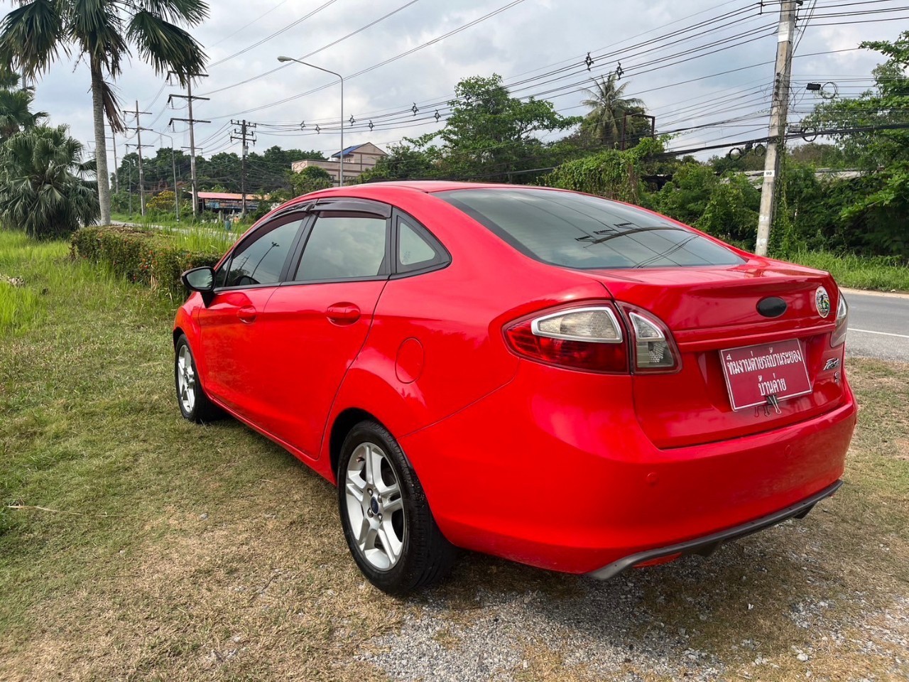 2013 Ford Fiesta สีแดง (รูปที่ 2)