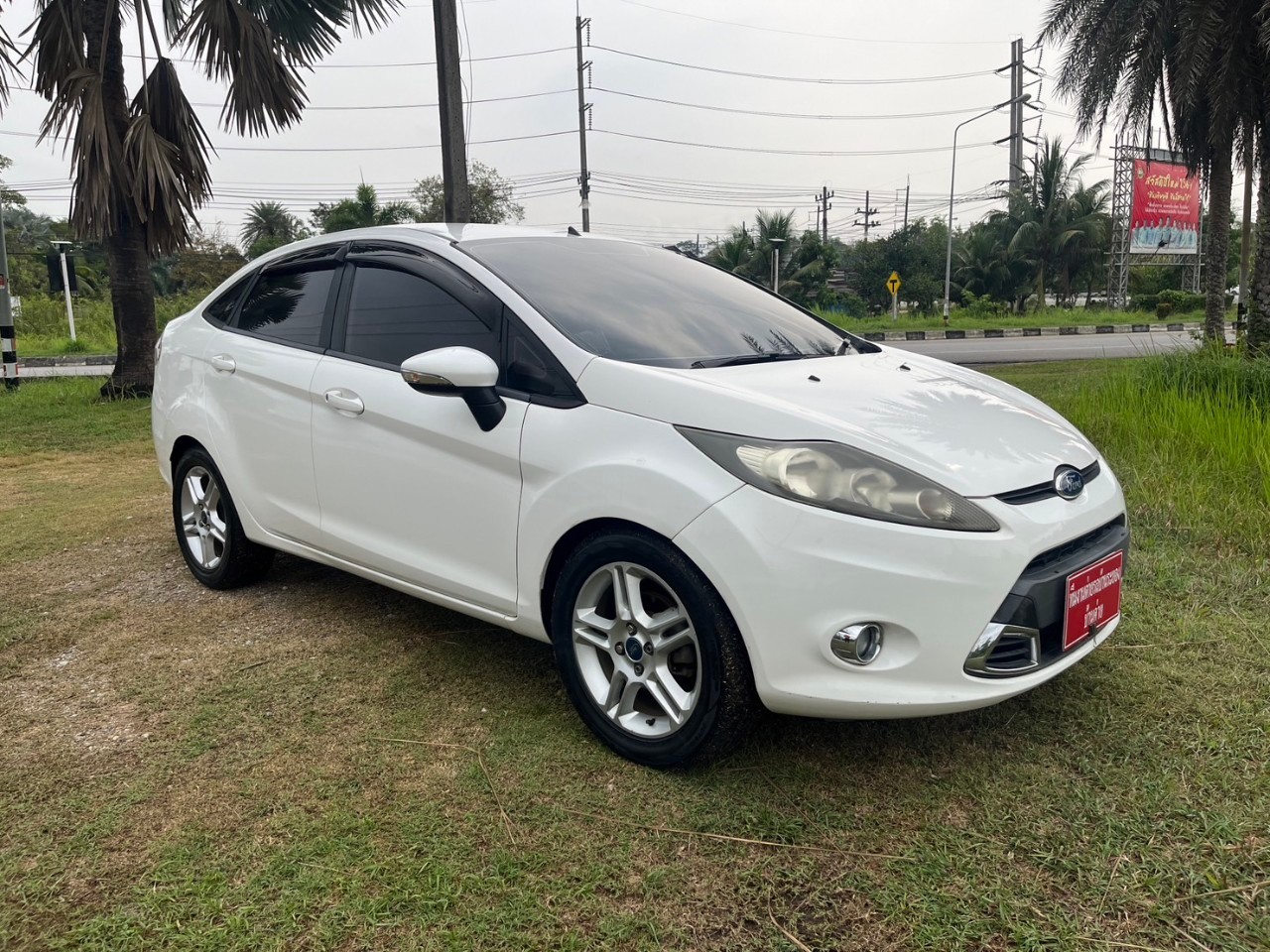 2012 Ford Fiesta สีขาว (รูปที่ 6)