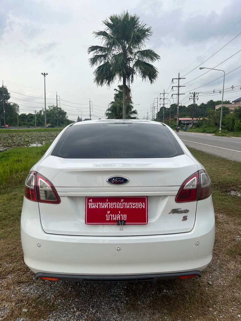 2012 Ford Fiesta สีขาว (รูปที่ 2)