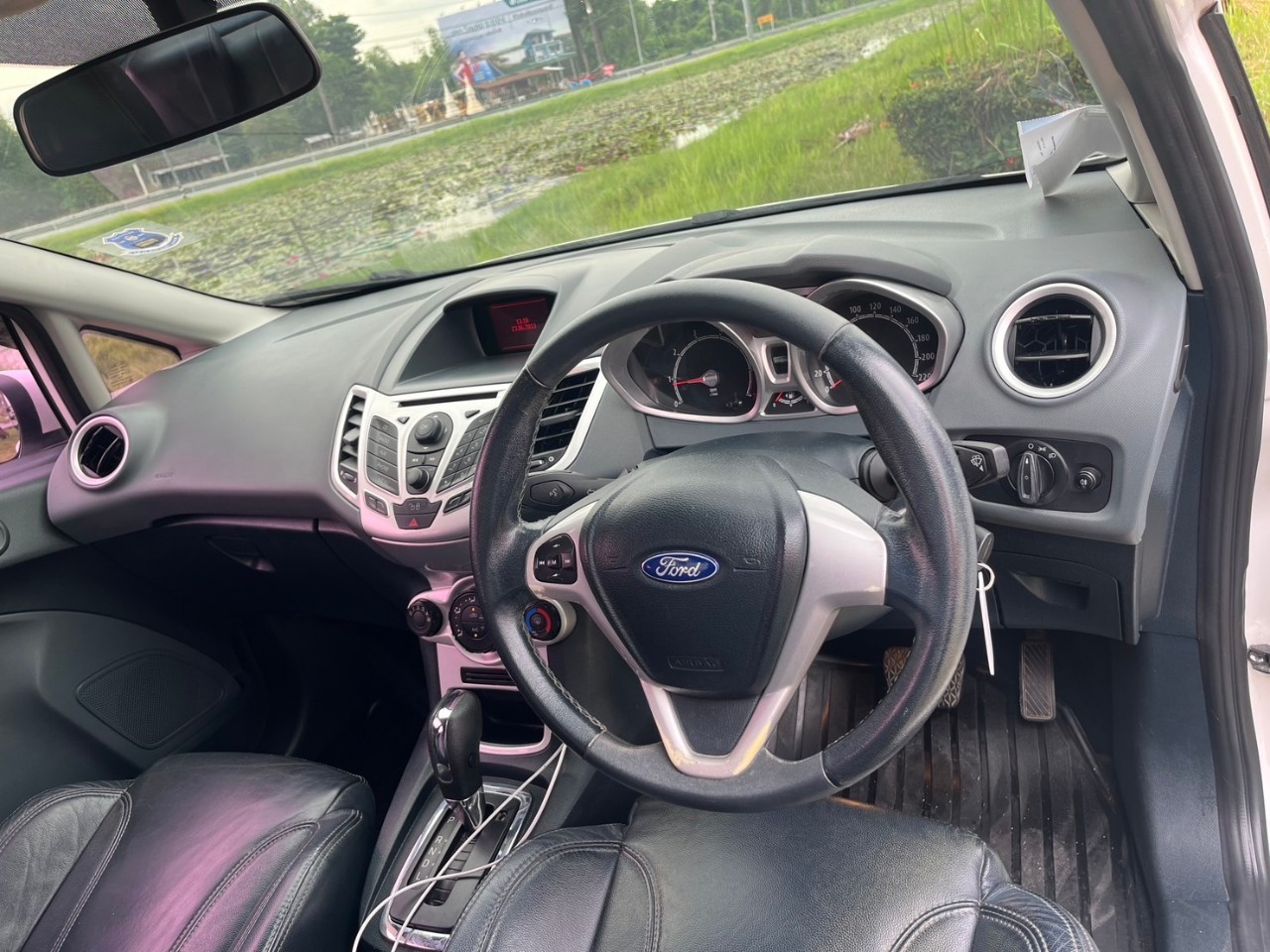 2012 Ford Fiesta สีขาว (รูปที่ 10)