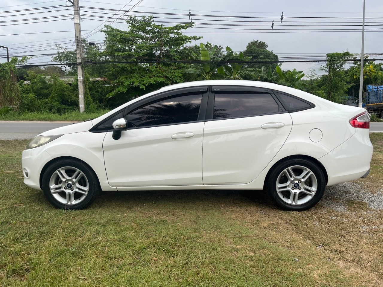 2012 Ford Fiesta สีขาว (รูปที่ 4)