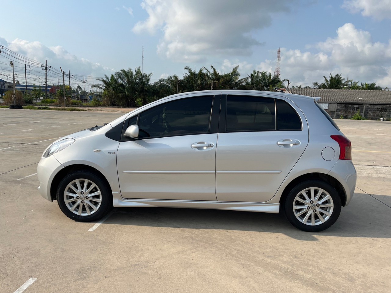 2006 Toyota Yaris สีขาว (รูปที่ 2)