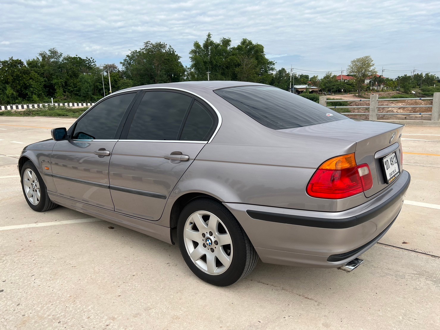 2001 BMW 323i E46 สีเทา (รูปที่ 18)