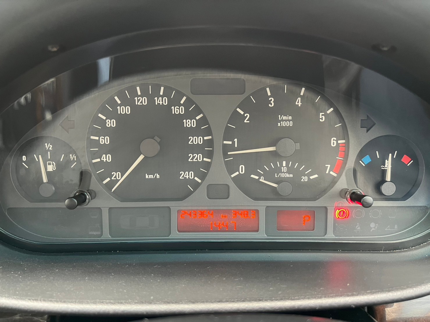 2001 BMW 323i E46 สีเทา (รูปที่ 2)