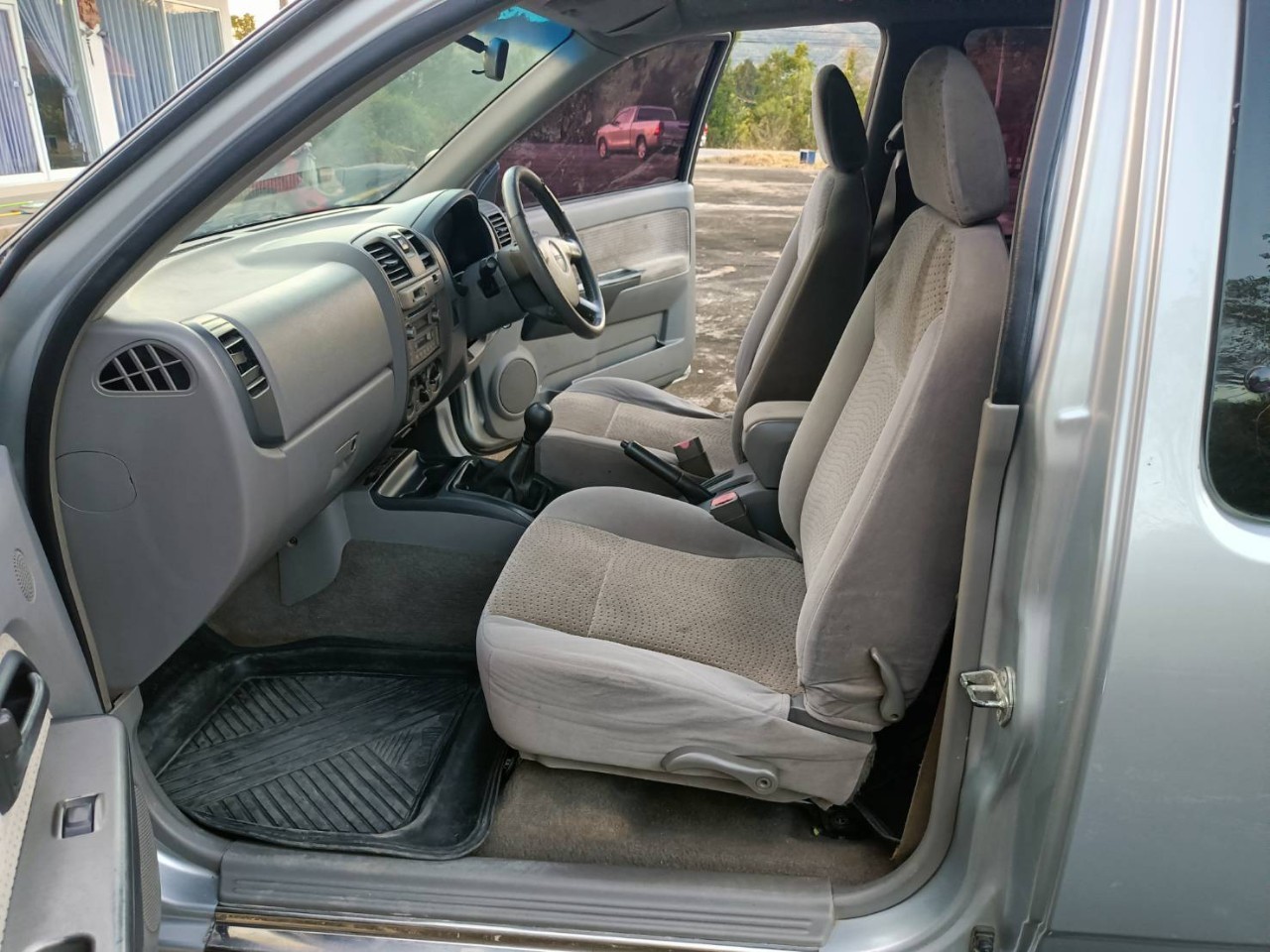 2005 Isuzu D-Max Space Cab สีเงิน (รูปที่ 10)