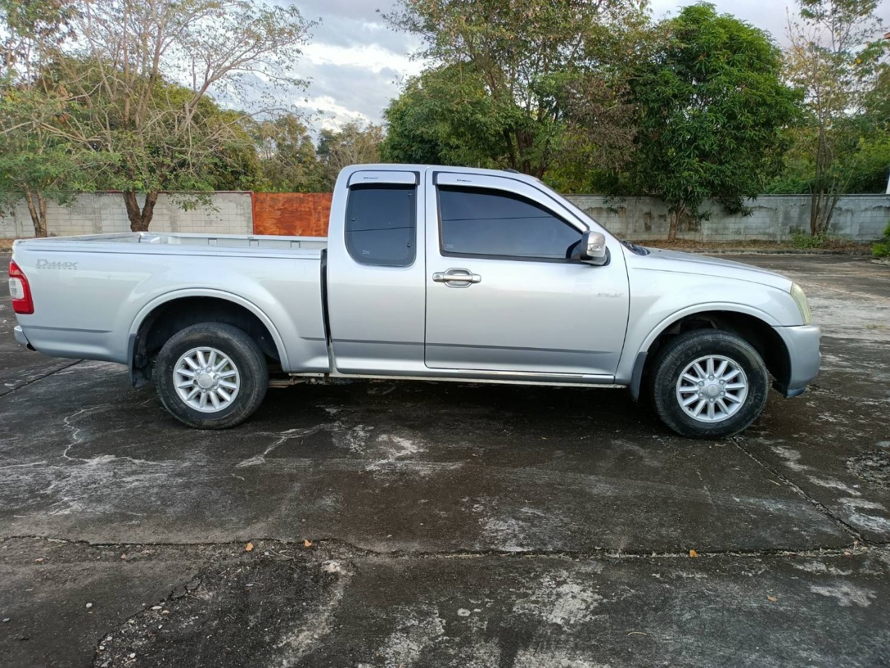 2005 Isuzu D-Max Space Cab สีเงิน