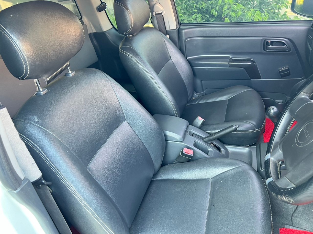 2011 Isuzu D-Max Space Cab สีขาว (รูปที่ 11)