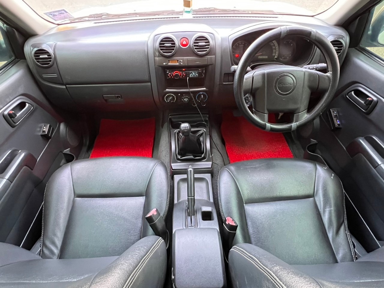 2011 Isuzu D-Max Space Cab สีขาว (รูปที่ 9)