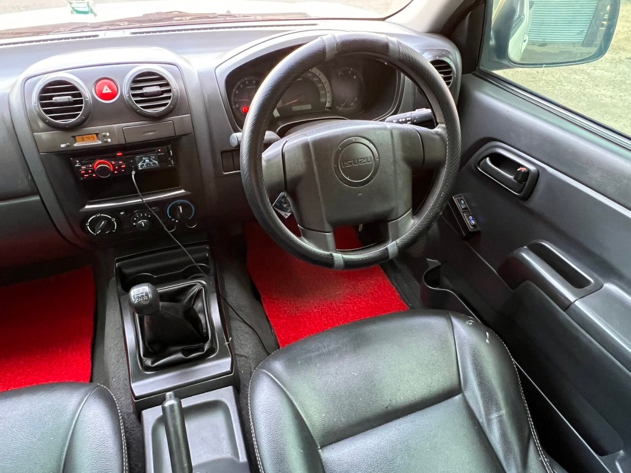 2011 Isuzu D-Max Space Cab สีขาว (รูปที่ 10)