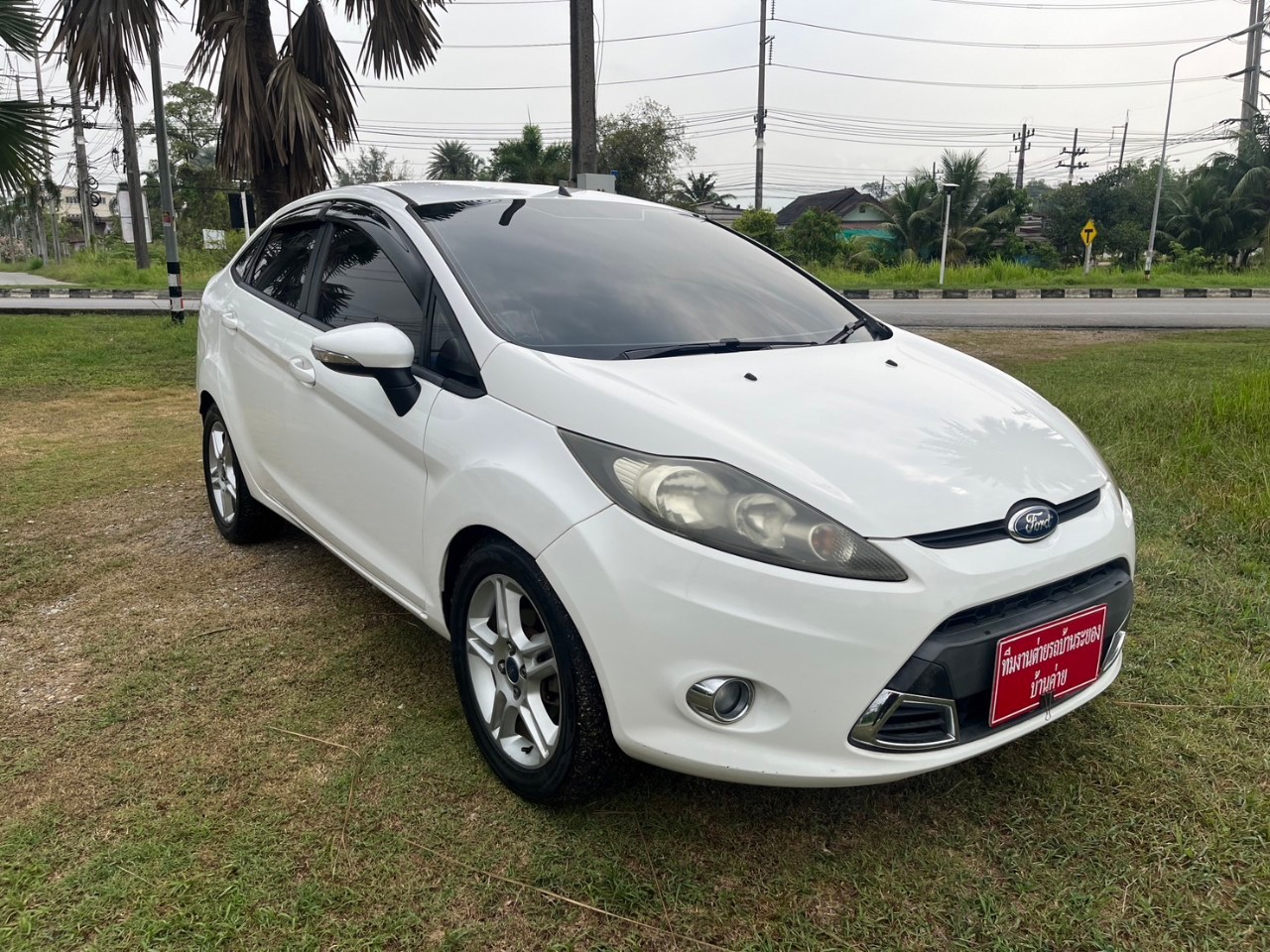 2012 Ford Fiesta สีขาว (รูปที่ 11)