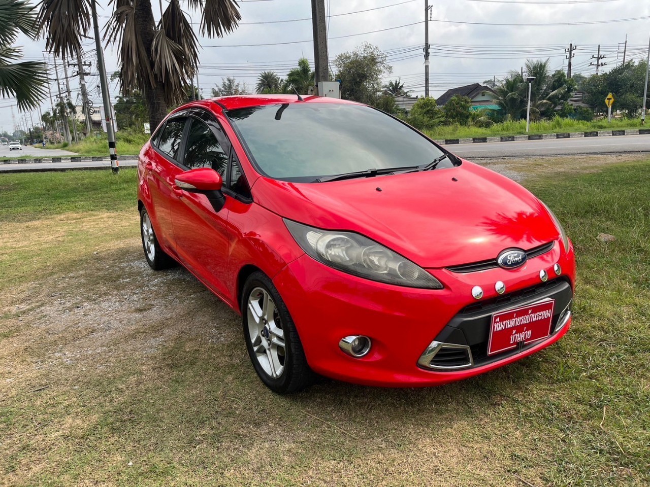 2013 Ford Fiesta สีแดง (รูปที่ 9)