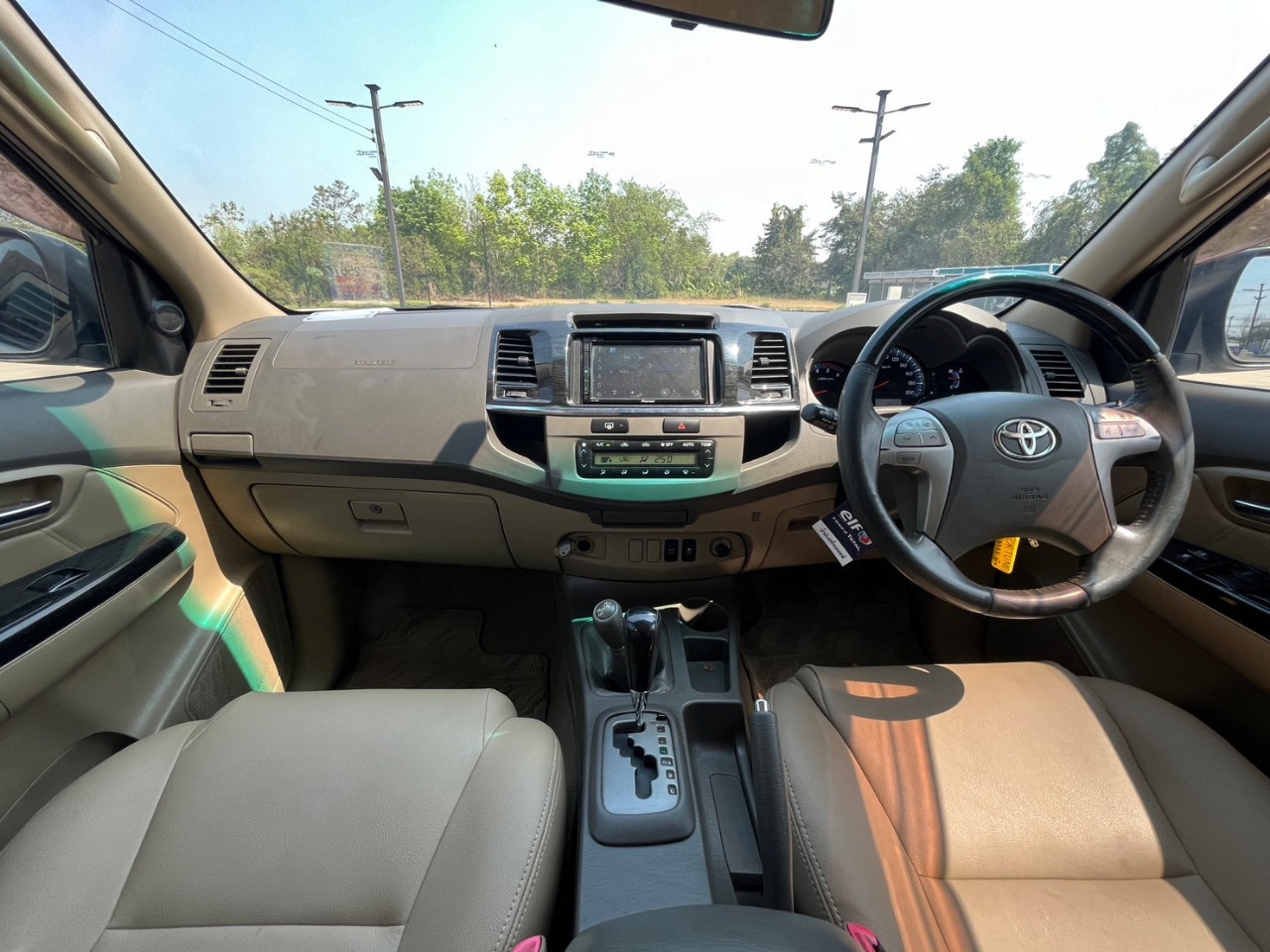 2012 Toyota Fortuner สีขาว (รูปที่ 5)