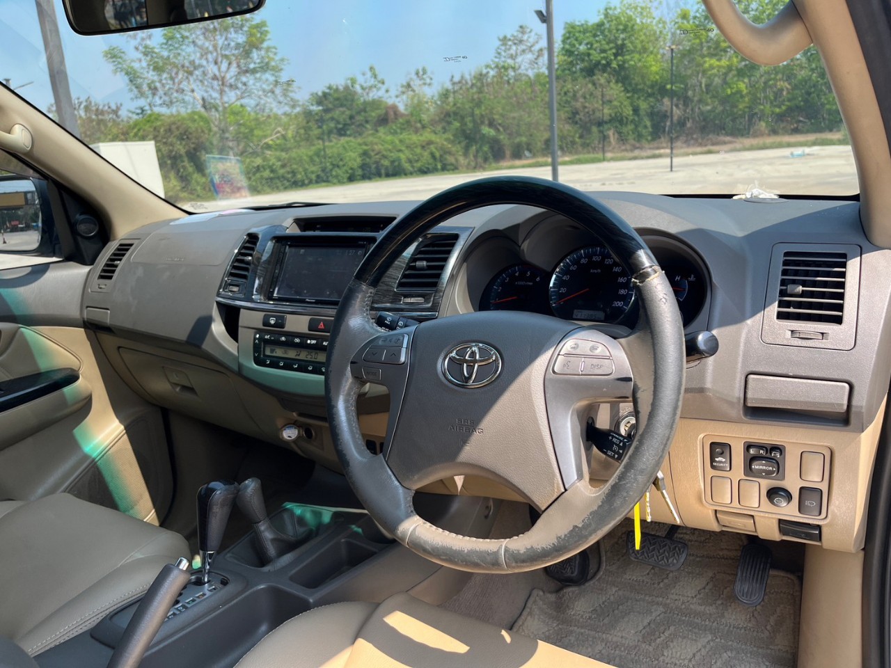 2012 Toyota Fortuner สีขาว (รูปที่ 9)