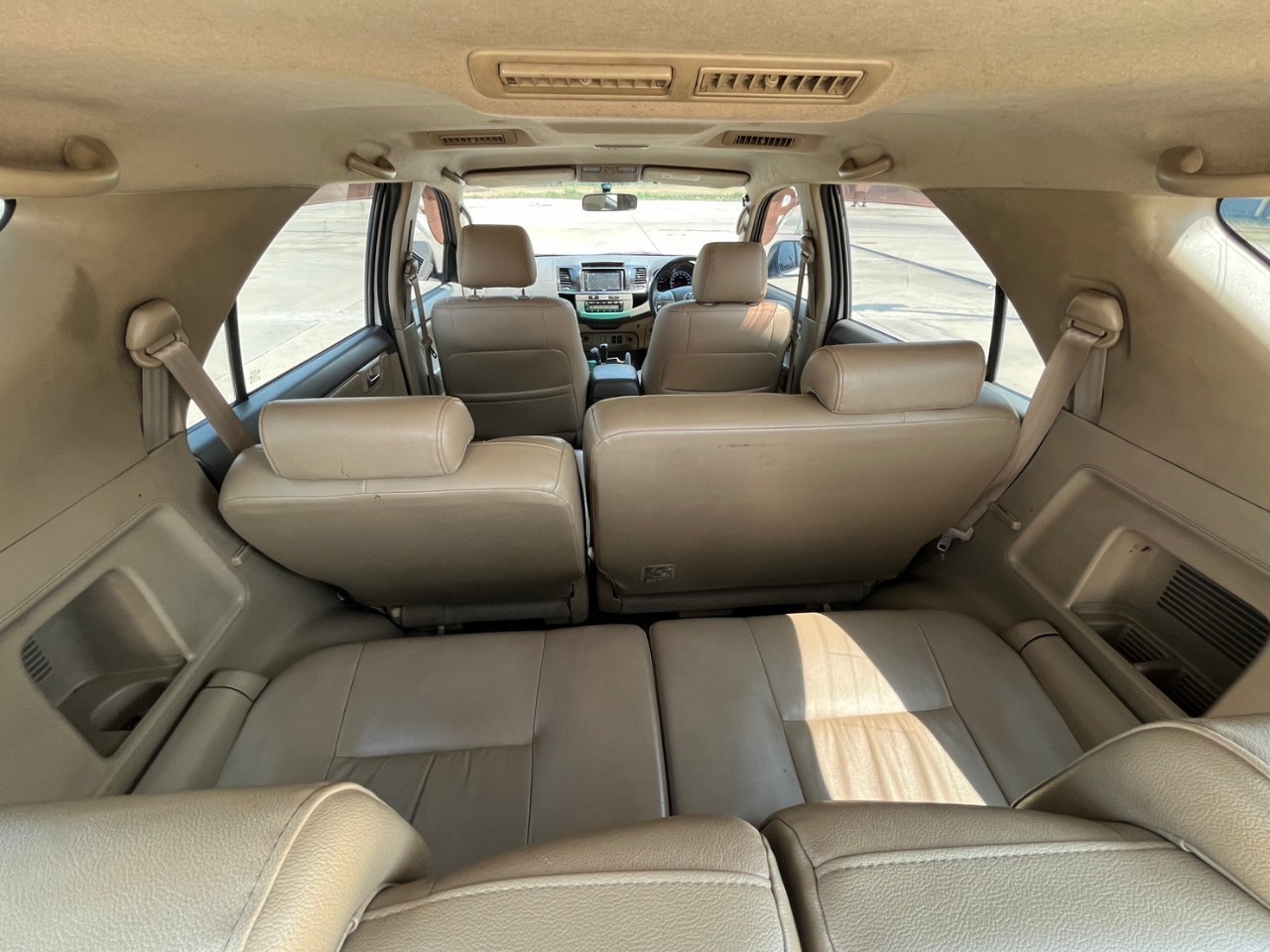 2012 Toyota Fortuner สีขาว (รูปที่ 3)