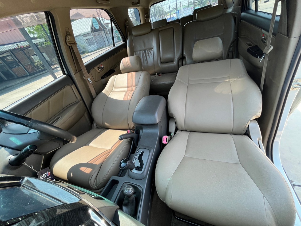 2012 Toyota Fortuner สีขาว (รูปที่ 2)