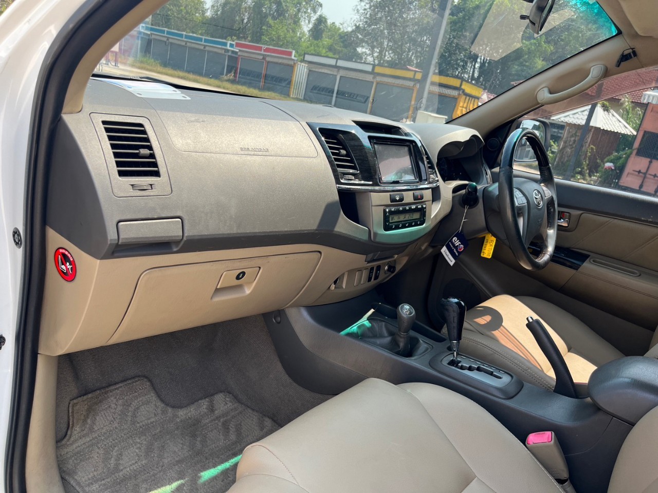 2012 Toyota Fortuner สีขาว (รูปที่ 7)