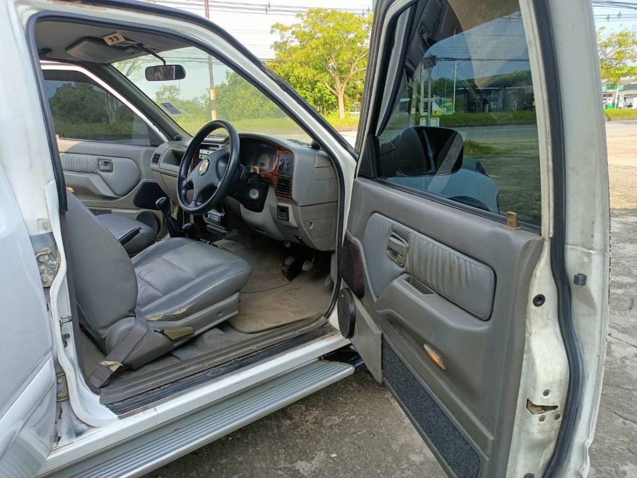 2001 Isuzu Grand Adventure 3.0 4WD สีขาว (รูปที่ 13)