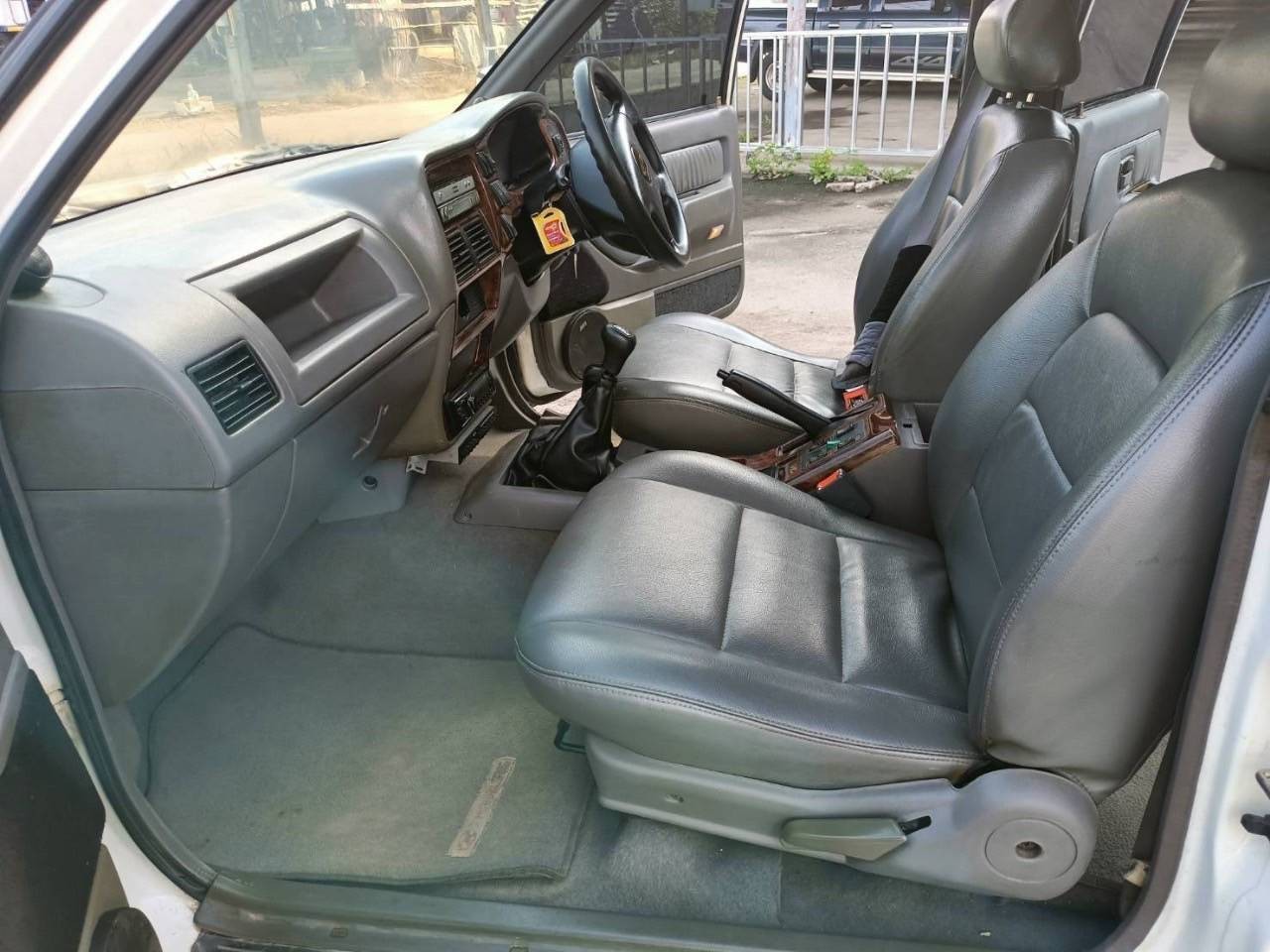 2001 Isuzu Grand Adventure 3.0 4WD สีขาว (รูปที่ 7)