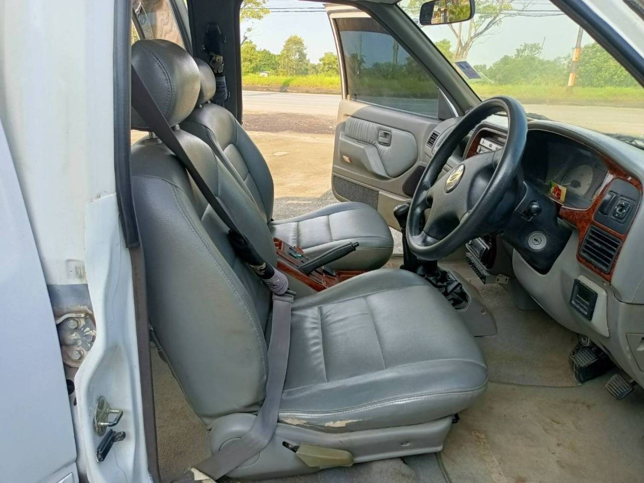 2001 Isuzu Grand Adventure 3.0 4WD สีขาว (รูปที่ 11)