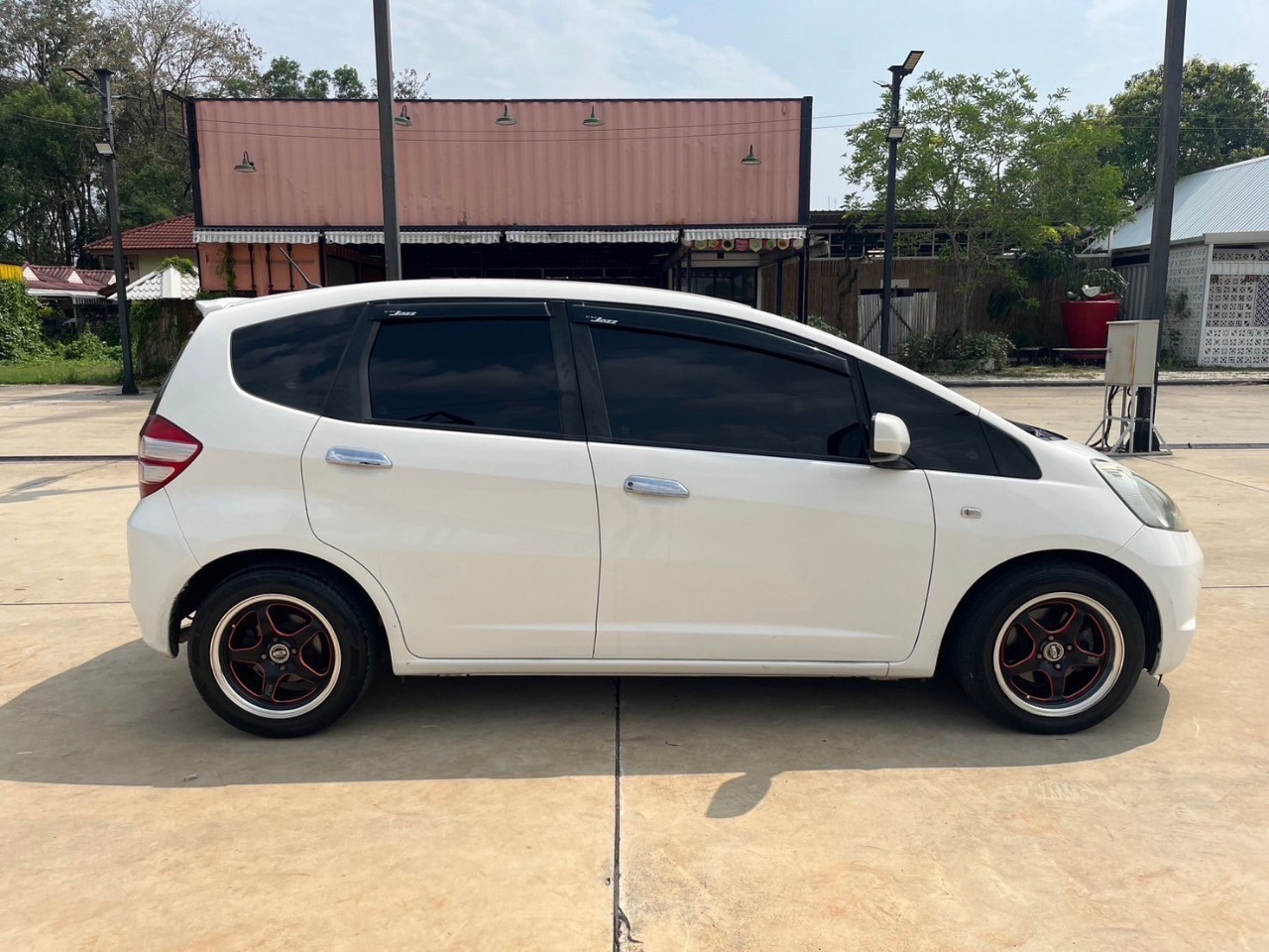 2008 Honda Jazz GE สีขาว (รูปที่ 15)