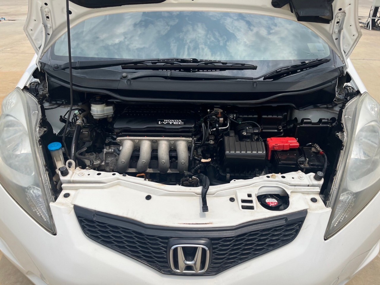 2010 Honda Jazz GE สีขาว (รูปที่ 2)